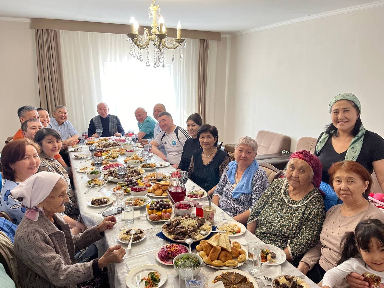 Праздничный стол с родственниками